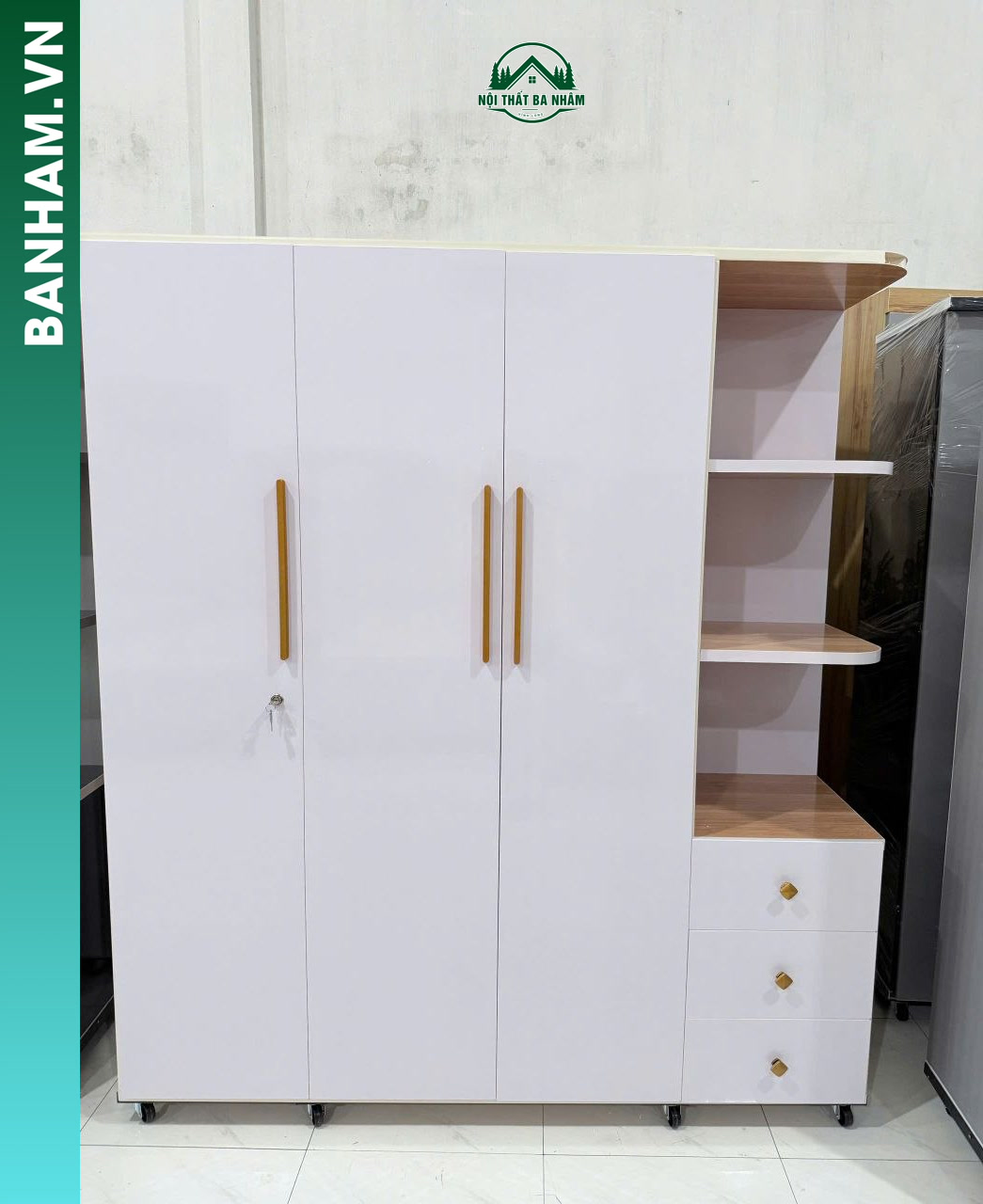 Tủ quần áo 3 cánh kết hợp kệ trang trí hiện đại tại Bến Tre