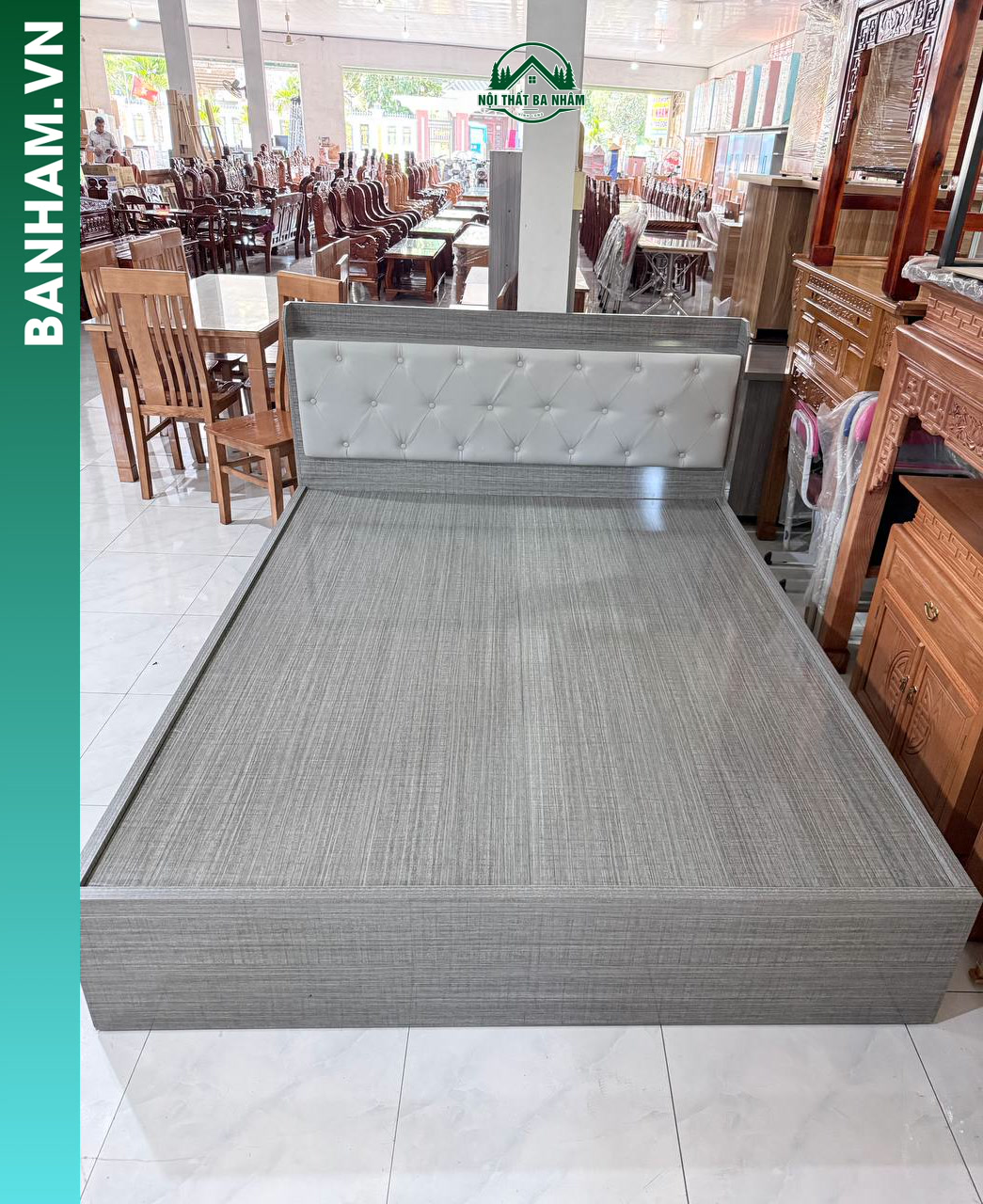 Giường ngủ màu xám gỗ công nghiệp bọc nệm cao cấp