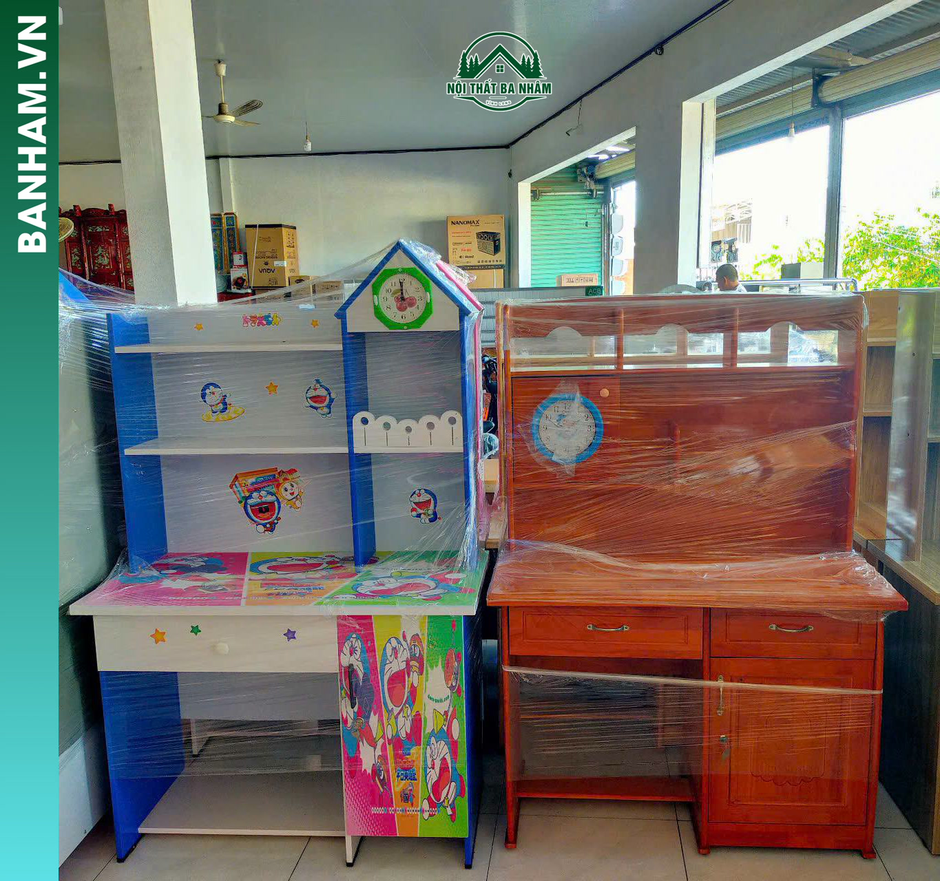 Bàn học sinh trẻ em có kệ và đồng hồ Doraemon