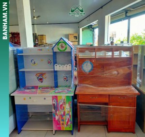 Bàn học sinh trẻ em có kệ và đồng hồ Doraemon