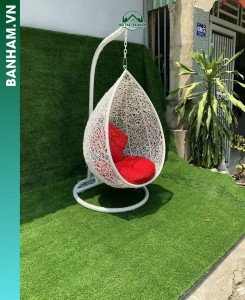 Xích đu giọt nước sân vườn màu xanh trắng tại Bến Tre