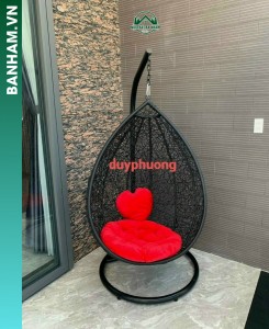 Xích đu giọt nước sân vườn màu xanh trắng tại Bến Tre