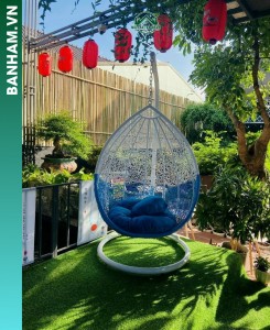 Xích đu giọt nước sân vườn màu xanh trắng tại Bến Tre